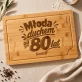 Deska Do Krojenia z Grawerem Dla 80 Latka Prezent Na 80 Urodziny Dla Mężczyzny: Młoda Duchem Od 80 Lat Deska Do Krojenia z Grawerem Dla 80 Latka Prezent Na 80 Urodziny Dla Mężczyzny: Młoda Duchem Od 80 Lat