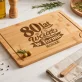 Deska Do Krojenia z Grawerem Na 80 Urodziny Mamy Prezent Na 80 Urodziny Dla Kobiety: 80 Lat I Wciąż W Formie Deska Do Krojenia z Grawerem Na 80 Urodziny Mamy Prezent Na 80 Urodziny Dla Kobiety: 80 Lat I Wciąż W Formie