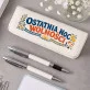 Zestaw Pióro i Długopis w Etui Na Wieczór Panieński Prezent Dla Kobiety: Typograficzna Noc Zestaw Pióro i Długopis w Etui Na Wieczór Panieński Prezent Dla Kobiety: Typograficzna Noc