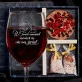 Zestaw Prezenowy Z Kieliszkiem Do Wina Dla Mamy Noworodka: W Twoich Ramionach Zestaw Prezenowy Z Kieliszkiem Do Wina Dla Mamy Noworodka: W Twoich Ramionach