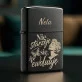Zapalniczka z Grawerem Na 65 Urodziny Prezent Dla 65 Latki Kobiety: Nie Starzeję Się