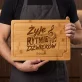 Deska Do Krojenia z Grawerem Dla Muzyka Prezent Dla Mężczyzny: Żyję W Rytmie Dźwięków Deska Do Krojenia z Grawerem Dla Muzyka Prezent Dla Mężczyzny: Żyję W Rytmie Dźwięków