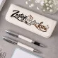 Zestaw Pióro i Długopis w Etui Na Rocznice Zwiazku Prezent Na Walentynki Dla Kobiety: Miłosny Retro Humor Zestaw Pióro i Długopis w Etui Na Rocznice Zwiazku Prezent Na Walentynki Dla Kobiety: Miłosny Retro Humor
