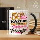 Kubek Z Nadrukiem Na 50 Rocznicę Ślubu Prezent Dla Kobiety: I Wciąż Go Dobrze Toleruje Kubek Z Nadrukiem Na 50 Rocznicę Ślubu Prezent Dla Kobiety: I Wciąż Go Dobrze Toleruje