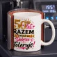 Kubek Z Nadrukiem Na 50 Rocznicę Ślubu Prezent Dla Kobiety: I Wciąż Go Dobrze Toleruje Kubek Z Nadrukiem Na 50 Rocznicę Ślubu Prezent Dla Kobiety: I Wciąż Go Dobrze Toleruje