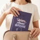 Kalendarz Książkowy A5 2027 Dla Dwudziestolatki Prezent Na 20 Urodziny Dla Kobiety: Udawana Dorosłość Kalendarz Książkowy A5 2027 Dla Dwudziestolatki Prezent Na 20 Urodziny Dla Kobiety: Udawana Dorosłość