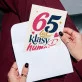 Kartka z Życzeniami Na 65 Urodziny Dla 65 Latki Kobiety: Szyk I Humor Kartka z Życzeniami Na 65 Urodziny Dla 65 Latki Kobiety: Szyk I Humor