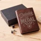 Portfel Skórzany Dla Dziadka Prezent Na Dzień Dziadka Dla Mężczyzny: Medalowy Humor Portfel Skórzany Dla Dziadka Prezent Na Dzień Dziadka Dla Mężczyzny: Medalowy Humor