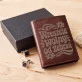Portfel Skórzany Na Pożegnanie Pracownika Prezent Dla Mężczyzny: Wolność Biurowa Portfel Skórzany Na Pożegnanie Pracownika Prezent Dla Mężczyzny: Wolność Biurowa