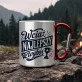 Kubek Metalowy z Karabińczykiem Na Pierwszą Rocznicę Ślubu Prezent Na Walentynki Dla Mężczyzny: Retro Małżeński Humor Kubek Metalowy z Karabińczykiem Na Pierwszą Rocznicę Ślubu Prezent Na Walentynki Dla Mężczyzny: Retro Małżeński Humor