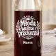 Karafka Do Wina Personalizowana Dla 20 Latki Prezent Na 20 Urodziny Dla Kobiety: Młoda, Wolna I Przekorna Karafka Do Wina Personalizowana Dla 20 Latki Prezent Na 20 Urodziny Dla Kobiety: Młoda, Wolna I Przekorna
