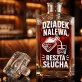 Karafka Do Whisky z Grawerem Na Dzień Dziadka Prezent Dla Dziadka: Dziadek Nalewa, Reszta Słucha Karafka Do Whisky z Grawerem Na Dzień Dziadka Prezent Dla Dziadka: Dziadek Nalewa, Reszta Słucha