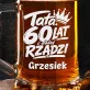 Kufel Personalizowany z Grawerem Dla Taty Na 60 Urodziny Prezent: Król Kanapy Kufel Personalizowany z Grawerem Dla Taty Na 60 Urodziny Prezent: Król Kanapy