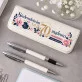 Zestaw Pióro i Długopis w Etui Dla Kobiety 70 Lat Prezent Na 70 Urodziny Dla Kobiety: Mądry Sarkazm Zestaw Pióro i Długopis w Etui Dla Kobiety 70 Lat Prezent Na 70 Urodziny Dla Kobiety: Mądry Sarkazm