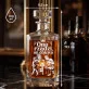 Karafka Do Whisky z Grawerem Na 50 Rocznicę Ślubu Prezent: Ona Rządzi, On Dolewa Karafka Do Whisky z Grawerem Na 50 Rocznicę Ślubu Prezent: Ona Rządzi, On Dolewa