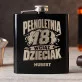 Piersiówka z Grawerem Dla 18 Latka Prezent Dla Mężczyzny: Pełnoletnia, Wciąż