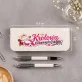 Zestaw Pióro i Długopis w Etui Na Dzień Mamy Prezent Dla Mamy Kobiety: Elegancja Z Humorem Zestaw Pióro i Długopis w Etui Na Dzień Mamy Prezent Dla Mamy Kobiety: Elegancja Z Humorem