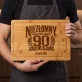 Deska Do Krojenia z Grawerem Na 90 Urodziny Prezent Dla 90 Latka Mężczyzny: Niezłomny Od 90 Lat Deska Do Krojenia z Grawerem Na 90 Urodziny Prezent Dla 90 Latka Mężczyzny: Niezłomny Od 90 Lat