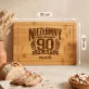 Deska Do Krojenia z Grawerem Na 90 Urodziny Prezent Dla 90 Latka Mężczyzny: Niezłomny Od 90 Lat Deska Do Krojenia z Grawerem Na 90 Urodziny Prezent Dla 90 Latka Mężczyzny: Niezłomny Od 90 Lat