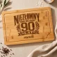 Deska Do Krojenia z Grawerem Na 90 Urodziny Prezent Dla 90 Latka Mężczyzny: Niezłomny Od 90 Lat Deska Do Krojenia z Grawerem Na 90 Urodziny Prezent Dla 90 Latka Mężczyzny: Niezłomny Od 90 Lat