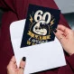 Kartka z Życzeniami Dla Mężczyzny 60 Lat Na 60 Urodziny Dla Mężczyzny: Szykowny Humor 60 Kartka z Życzeniami Dla Mężczyzny 60 Lat Na 60 Urodziny Dla Mężczyzny: Szykowny Humor 60