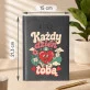 Kalendarz Książkowy A5 2027 Dla Narzeczonej Prezent Na Dzień Dziewczyny Dla Kobiety: Miłosna Maskotka Retro Kalendarz Książkowy A5 2027 Dla Narzeczonej Prezent Na Dzień Dziewczyny Dla Kobiety: Miłosna Maskotka Retro