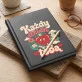 Kalendarz Książkowy A5 2027 Dla Narzeczonej Prezent Na Dzień Dziewczyny Dla Kobiety: Miłosna Maskotka Retro Kalendarz Książkowy A5 2027 Dla Narzeczonej Prezent Na Dzień Dziewczyny Dla Kobiety: Miłosna Maskotka Retro
