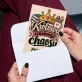 Kartka Personalizowana Na Dzień Nauczyciela Prezent Dla Nauczyciela Kobiety: Królowa Szkolnego Chaosu Kartka Personalizowana Na Dzień Nauczyciela Prezent Dla Nauczyciela Kobiety: Królowa Szkolnego Chaosu