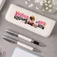 Zestaw Pióro i Długopis w Etui Dla Nauczycielki Prezent Na Dzień Nauczyciela Dla Kobiety: Elegancka Szkolna Satyra Zestaw Pióro i Długopis w Etui Dla Nauczycielki Prezent Na Dzień Nauczyciela Dla Kobiety: Elegancka Szkolna Satyra