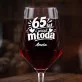 Mega Kieliszek Do Wina z Grawerem Dla 65 Latki Prezent Na 65 Urodziny Dla Kobiety: 65 Lat I Wciąż Młoda Mega Kieliszek Do Wina z Grawerem Dla 65 Latki Prezent Na 65 Urodziny Dla Kobiety: 65 Lat I Wciąż Młoda