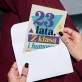 Kartka z Życzeniami Dla 23 Latki Na 20 Urodziny Dla Kobiety: Retro Typograficzna Kartka z Życzeniami Dla 23 Latki Na 20 Urodziny Dla Kobiety: Retro Typograficzna