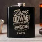 Piersiówka Z Grawerem Dla Młodego Mężczyzny Prezent Dla Mężczyzny: Męski Humor Typograficzny Piersiówka Z Grawerem Dla Młodego Mężczyzny Prezent Dla Mężczyzny: Męski Humor Typograficzny