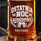Kufel Personalizowany z Grawerem Na Wieczór Kawalerski Prezent Dla Mężczyzny: Emblemat Braterstwa Kufel Personalizowany z Grawerem Na Wieczór Kawalerski Prezent Dla Mężczyzny: Emblemat Braterstwa