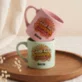 Filiżanka Personalizowana Dla 20 Latki Prezent Na 20 Urodziny Dla Kobiety: Żyję Na Własnych Zasadach Filiżanka Personalizowana Dla 20 Latki Prezent Na 20 Urodziny Dla Kobiety: Żyję Na Własnych Zasadach