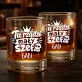 Szklanki Do Whisky z Grawerem Dla Przyszłej Mamy Prezent Na Dzień Mamy Dla Kobiety: Tu Rządzi Mały Szef Szklanki Do Whisky z Grawerem Dla Przyszłej Mamy Prezent Na Dzień Mamy Dla Kobiety: Tu Rządzi Mały Szef
