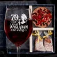 Zestaw Prezenowy Z Kieliszkiem Do Wina Dla Kobiety 70 Lat: 70 Lat – Wciąż Wyglądam Zestaw Prezenowy Z Kieliszkiem Do Wina Dla Kobiety 70 Lat: 70 Lat – Wciąż Wyglądam