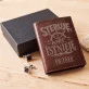 Portfel Męski Skórzany Dla Żeglarza Prezent Personalizowany: Steruję, Więc Istnieję Portfel Męski Skórzany Dla Żeglarza Prezent Personalizowany: Steruję, Więc Istnieję
