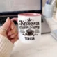 Kubek Personalizowany Dla Żony Prezent Na Rocznicę Ślubu Dla Kobiety: Królowa Chaosu I Kawy Kubek Personalizowany Dla Żony Prezent Na Rocznicę Ślubu Dla Kobiety: Królowa Chaosu I Kawy