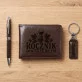 Zestaw Prezentowy Z Portfelem Dla Winiarza Prezent Dla Mężczyzny: Rocznik Dyktuje Rytm. Zestaw Prezentowy Z Portfelem Dla Winiarza Prezent Dla Mężczyzny: Rocznik Dyktuje Rytm.