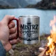 Kubek Metalowy z Karabińczykiem Na 50 Lecie Ślubu Prezent Dla Mężczyzny: Retro Humor Domowy Kubek Metalowy z Karabińczykiem Na 50 Lecie Ślubu Prezent Dla Mężczyzny: Retro Humor Domowy
