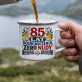 Kubek Emaliowany Dla 85 Latki Prezent Na 85 Urodziny Dla Kobiety: Śródziemnomorska Retro Kubek Emaliowany Dla 85 Latki Prezent Na 85 Urodziny Dla Kobiety: Śródziemnomorska Retro