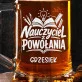 Kufel Personalizowany z Grawerem Na Podziękowanie Dla Nauczyciela Prezent: Nauczycielska Duma Kufel Personalizowany z Grawerem Na Podziękowanie Dla Nauczyciela Prezent: Nauczycielska Duma