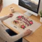 Podkładka Na Biurko 40x60cm Dla Seniorki Prezent Dla Kobiety: Pełna Życia I Wdzięku