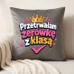 Poduszka Dekoracyjna Na Zakończenie Zerówki Prezent Dla Kobiety: Przetrwałam Zerówkę Z Klasą Poduszka Dekoracyjna Na Zakończenie Zerówki Prezent Dla Kobiety: Przetrwałam Zerówkę Z Klasą