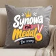 Poduszka Dekoracyjna Dla Synowej Prezent Dla Kobiety: Synowa Na Medal Poduszka Dekoracyjna Dla Synowej Prezent Dla Kobiety: Synowa Na Medal