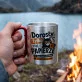 Kubek Metalowy z Karabińczykiem Dla 19 Latka Prezent Dla Mężczyzny: Żartobliwa Dorosłość Kubek Metalowy z Karabińczykiem Dla 19 Latka Prezent Dla Mężczyzny: Żartobliwa Dorosłość