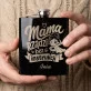 Piersiówka z Grawerem Na Dzień Mamy Prezent Dla Mamy Kobiety: Mama Rządzi Bez Piersiówka z Grawerem Na Dzień Mamy Prezent Dla Mamy Kobiety: Mama Rządzi Bez