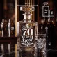Zestaw Do Wódki z Grawerem Na 70 Urodziny Prezent: 70 Lat Klasy - Ornament Zestaw Do Wódki z Grawerem Na 70 Urodziny Prezent: 70 Lat Klasy - Ornament