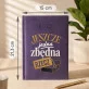 Kalendarz Książkowy A5 2027 Dla Faceta Który Ma Wszystko Prezent Dla Mężczyzny: Sarkastyczna Elegancja Kalendarz Książkowy A5 2027 Dla Faceta Który Ma Wszystko Prezent Dla Mężczyzny: Sarkastyczna Elegancja