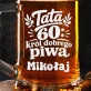 Kufel Personalizowany z Grawerem Na 60 Urodziny Dla Taty Prezent: Retro Król Piwa Kufel Personalizowany z Grawerem Na 60 Urodziny Dla Taty Prezent: Retro Król Piwa